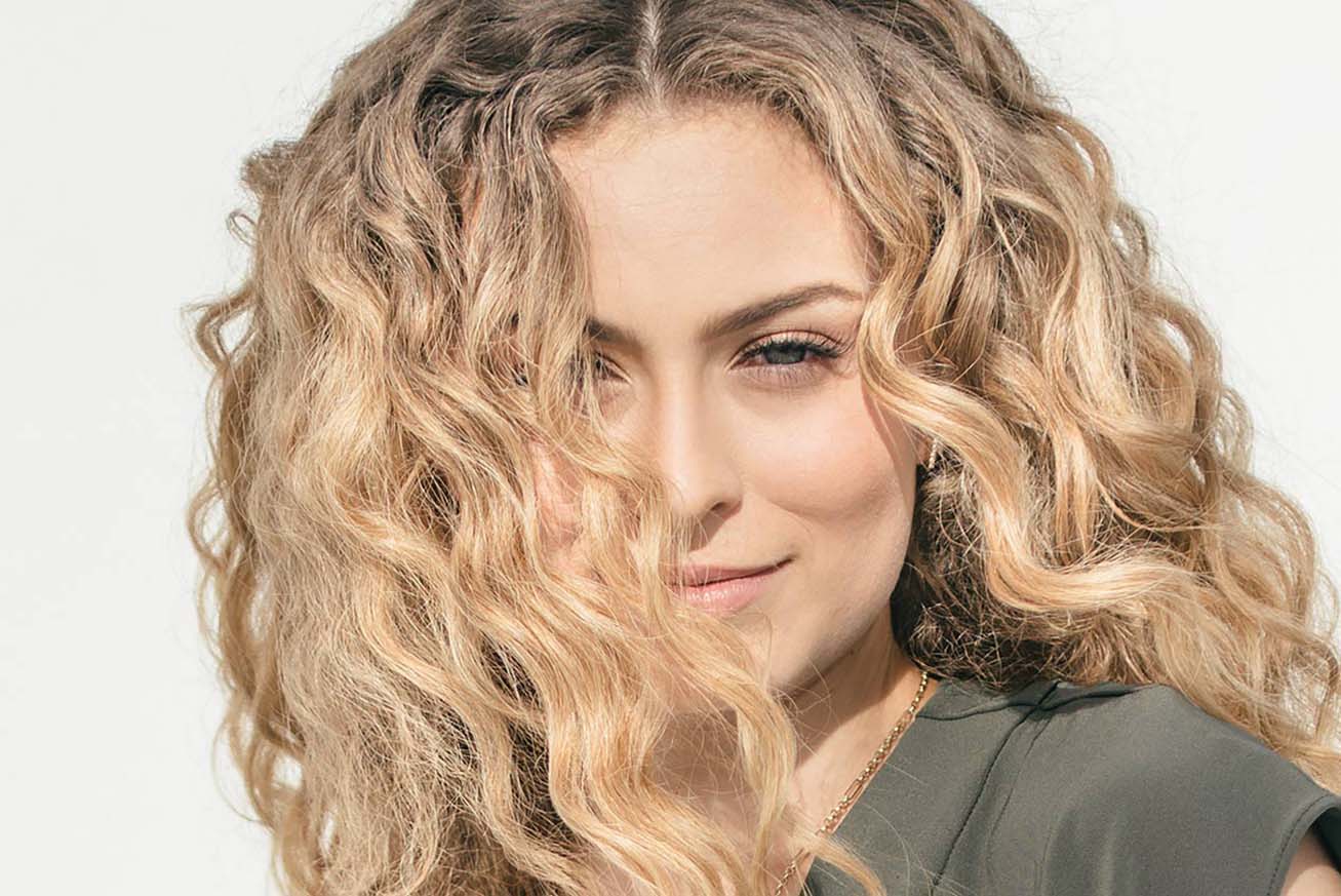 Curl Enchantment: 6 Hairstylist-Approved Tips for Overnight Curls